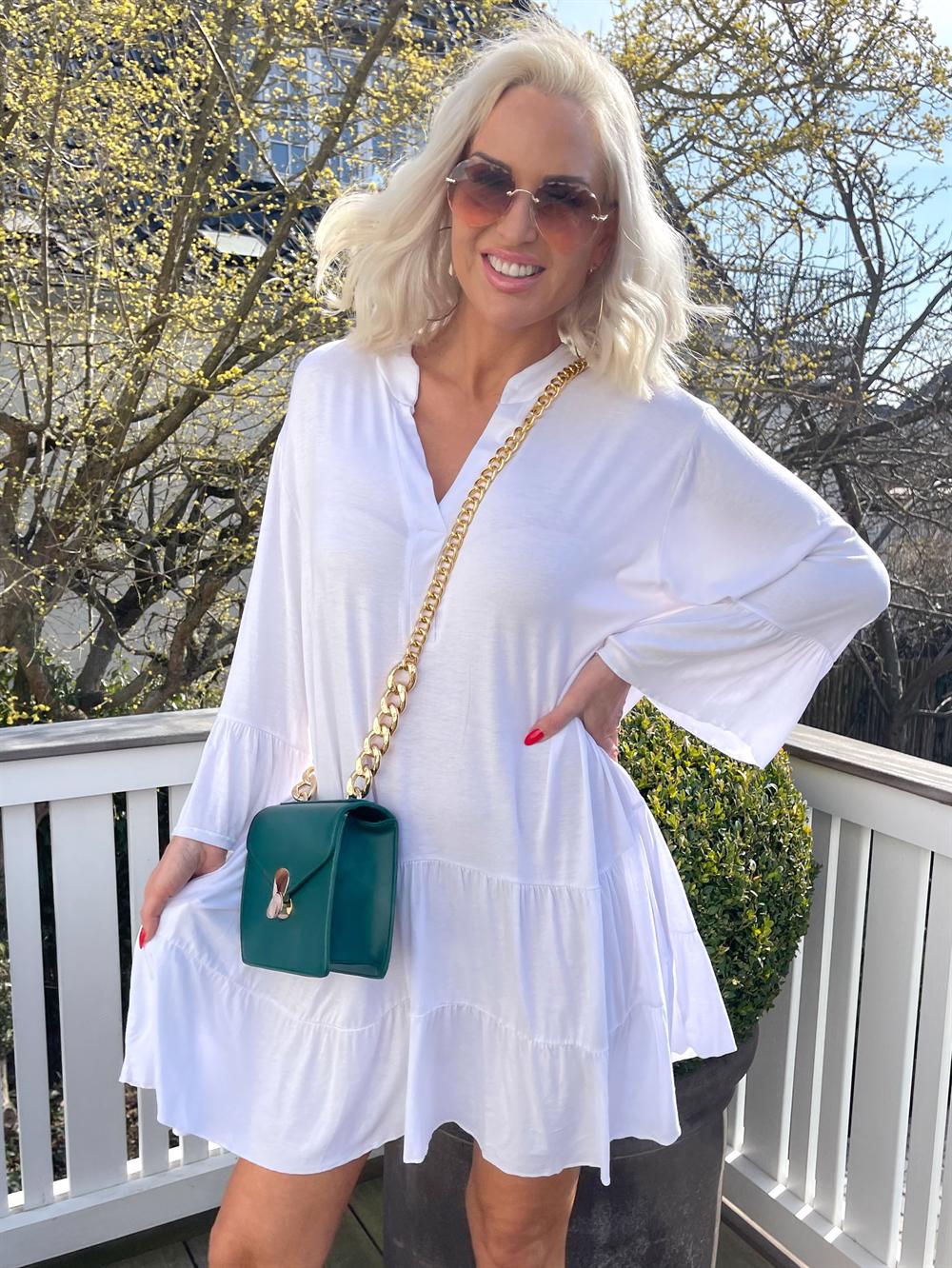 Pauline - Klänning med v-ringning och liten volangkjol